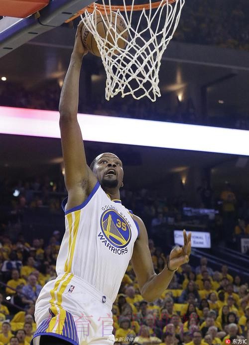 状态火热!杜兰特反击单臂暴扣得手 状态火热!杜兰特反击单臂暴扣得手